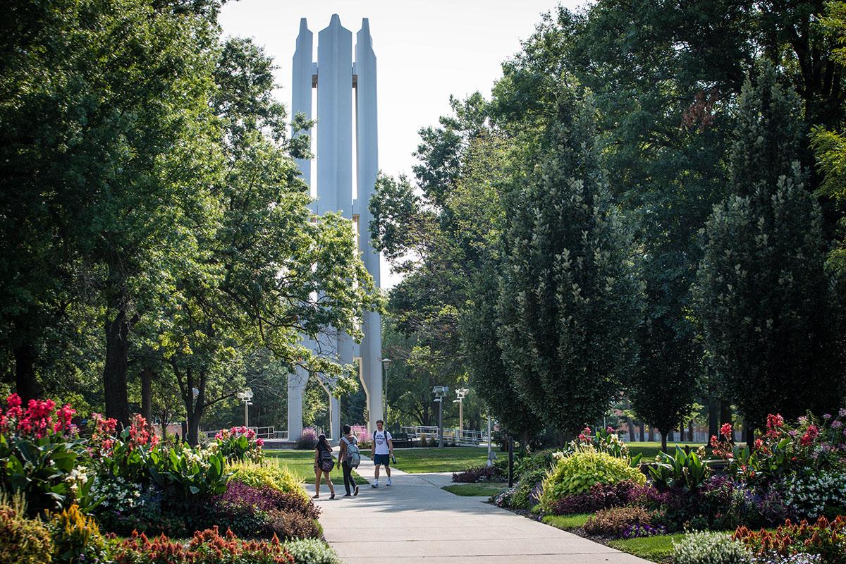 这张照片摄于2022年秋天，纪念钟楼被密苏里植物园的美景所环绕.