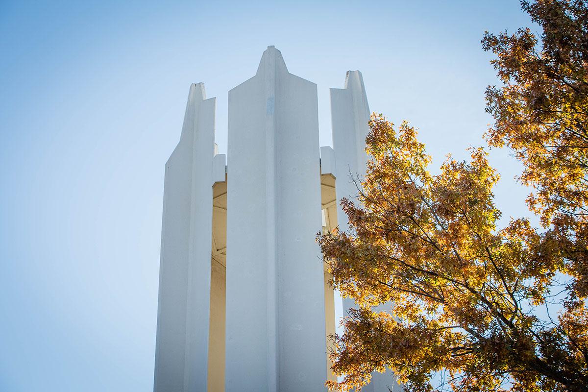 秋天的一天，纪念钟楼矗立在西北校区的上方.