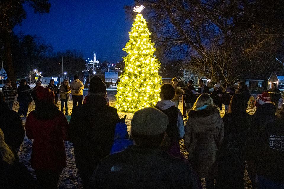 西北地区在一年一度的圣诞树亮灯仪式上庆祝节日