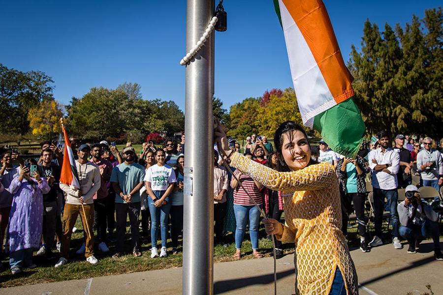 在西北地区一年一度的国际升旗仪式上，一名来自印度的学生升起了她的祖国国旗, 每年秋天都会庆祝牛津大学的国际学生和多样性. (图片来源:Lauren Adams/<a href='http://ayp651yz.dbcp999.com'>和记棋牌娱乐</a>) 